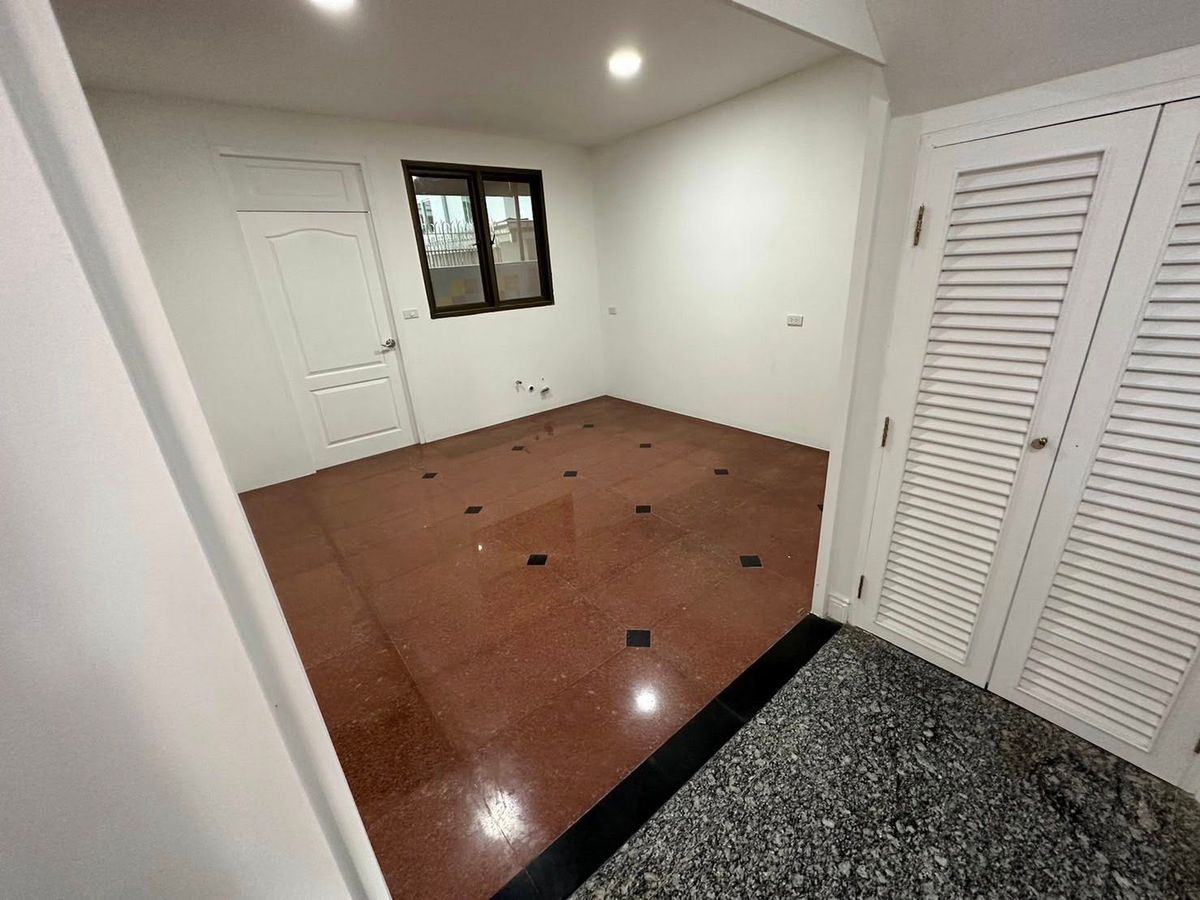 For SaleHome OfficeLadprao, Central Ladprao : 3-Storey Home Office for Sale in Lat Phrao 83 Near the Yellow Line with Strong Long-Term Investment Value
