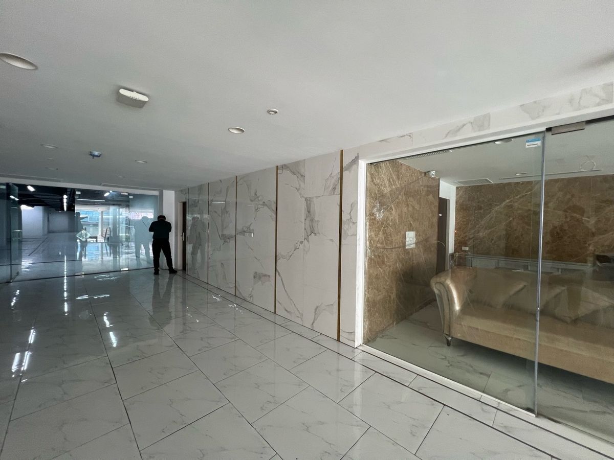 For RentRetail SpaceYaowarat, Banglamphu : Rent a front space The entrance to the hotel 1,200 sq.m. Yaowarat, near MRT, Dragon Temple, focusing on group massage shops, tourists The top has 112 hotels.