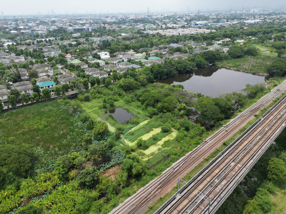 For SaleLandLadkrabang, Suwannaphum Airport : Land for sale of 3 rai, the best price, only 7,700 baht per sq.w. or 9.24 million baht, next to the Golden Nakara Village, Soi Onnuch 65, Soi Motorway 32, Prawet Subdistrict, Prawet District, land along the train. The land is blind. One way is to cross th