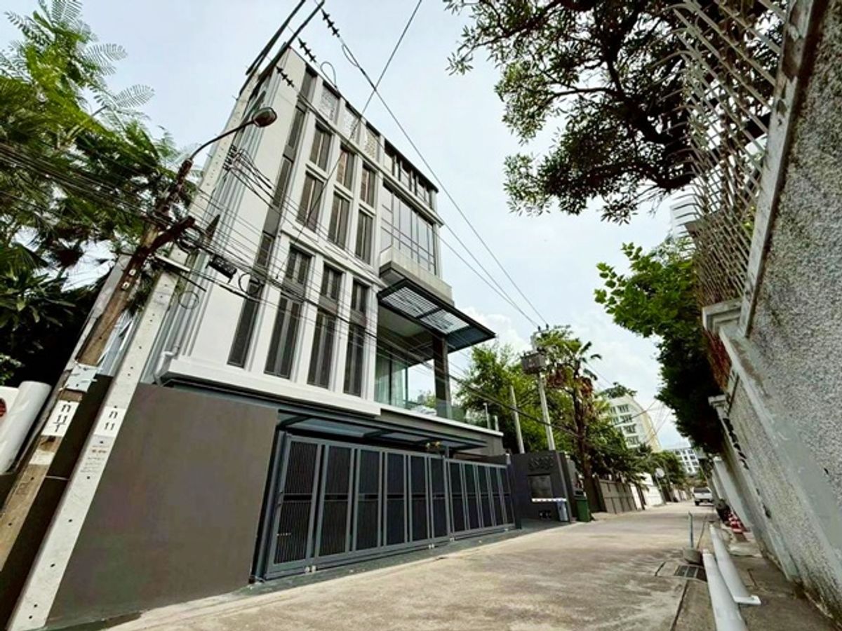 ให้เช่าทาวน์โฮมนานา : BTSทองหล่อ 1.7กม. ทองหล่อ19-27 เพชรบุรี ให้เช่า ทาวน์โฮมหรู 4.5 ชั้น+ชั้นลอย 320ตร.ม. 19ตร.วา. พร้อมลิฟท์ 3-4นอน 4 น้ำพร้อมสระว่ายน้ำ