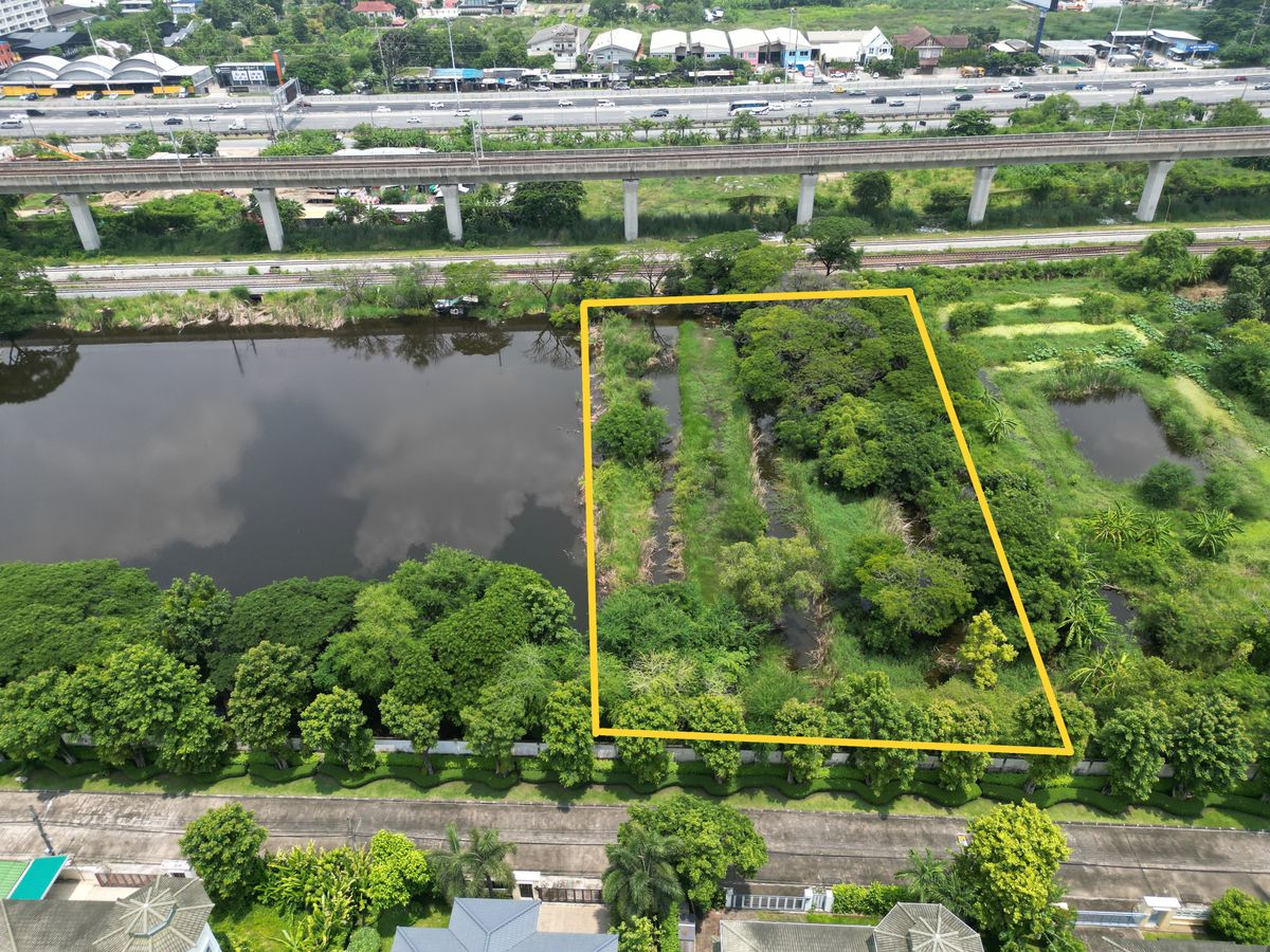 For SaleLandLadkrabang, Suwannaphum Airport : Land for sale of 3 rai, the best price, only 7,700 baht per sq.w. or 9.24 million baht, next to the Golden Nakara Village, Soi Onnuch 65, Soi Motorway 32, Prawet Subdistrict, Prawet District, land along the train. The land is blind. One way is to cross th