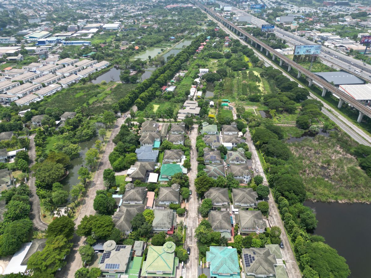 For SaleLandLadkrabang, Suwannaphum Airport : Land for sale of 3 rai, the best price, only 7,700 baht per sq.w. or 9.24 million baht, next to the Golden Nakara Village, Soi Onnuch 65, Soi Motorway 32, Prawet Subdistrict, Prawet District, land along the train. The land is blind. One way is to cross th