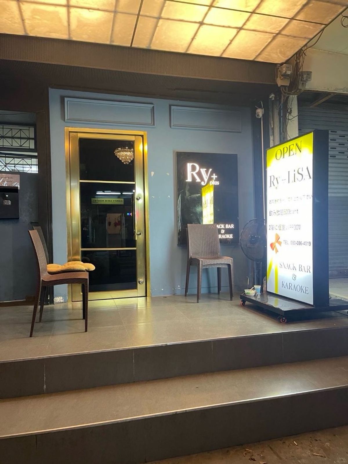 For LeaseholdShop HouseSukhumvit, Asoke, Thonglor : ✨️ For Rent / Sale 📍 Phra Khanong – Pridi Banomyong 1
2.5-Storey Shop 💡 Perfect for Café, Hair Salon, Spa, or Small Office
💰 Transfer Fee: 980,000 THB / Monthly Rent: 22,000 THB