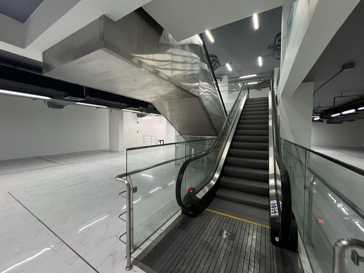 For RentRetail SpaceYaowarat, Banglamphu : Rent a front space The entrance to the hotel 1,200 sq.m. Yaowarat, near MRT, Dragon Temple, focusing on group massage shops, tourists The top has 112 hotels.