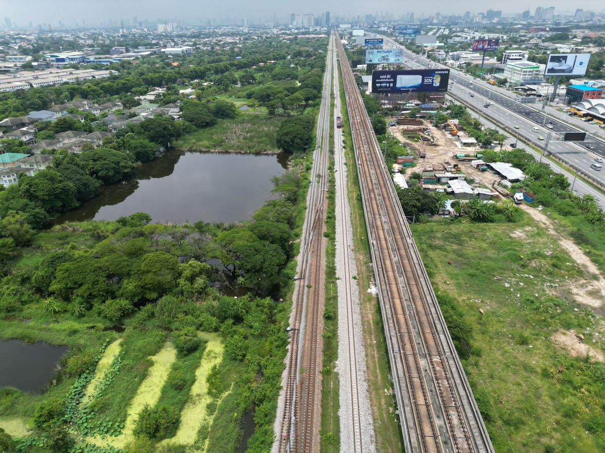 For SaleLandLadkrabang, Suwannaphum Airport : Land for sale of 3 rai, the best price, only 7,700 baht per sq.w. or 9.24 million baht, next to the Golden Nakara Village, Soi Onnuch 65, Soi Motorway 32, Prawet Subdistrict, Prawet District, land along the train. The land is blind. One way is to cross th