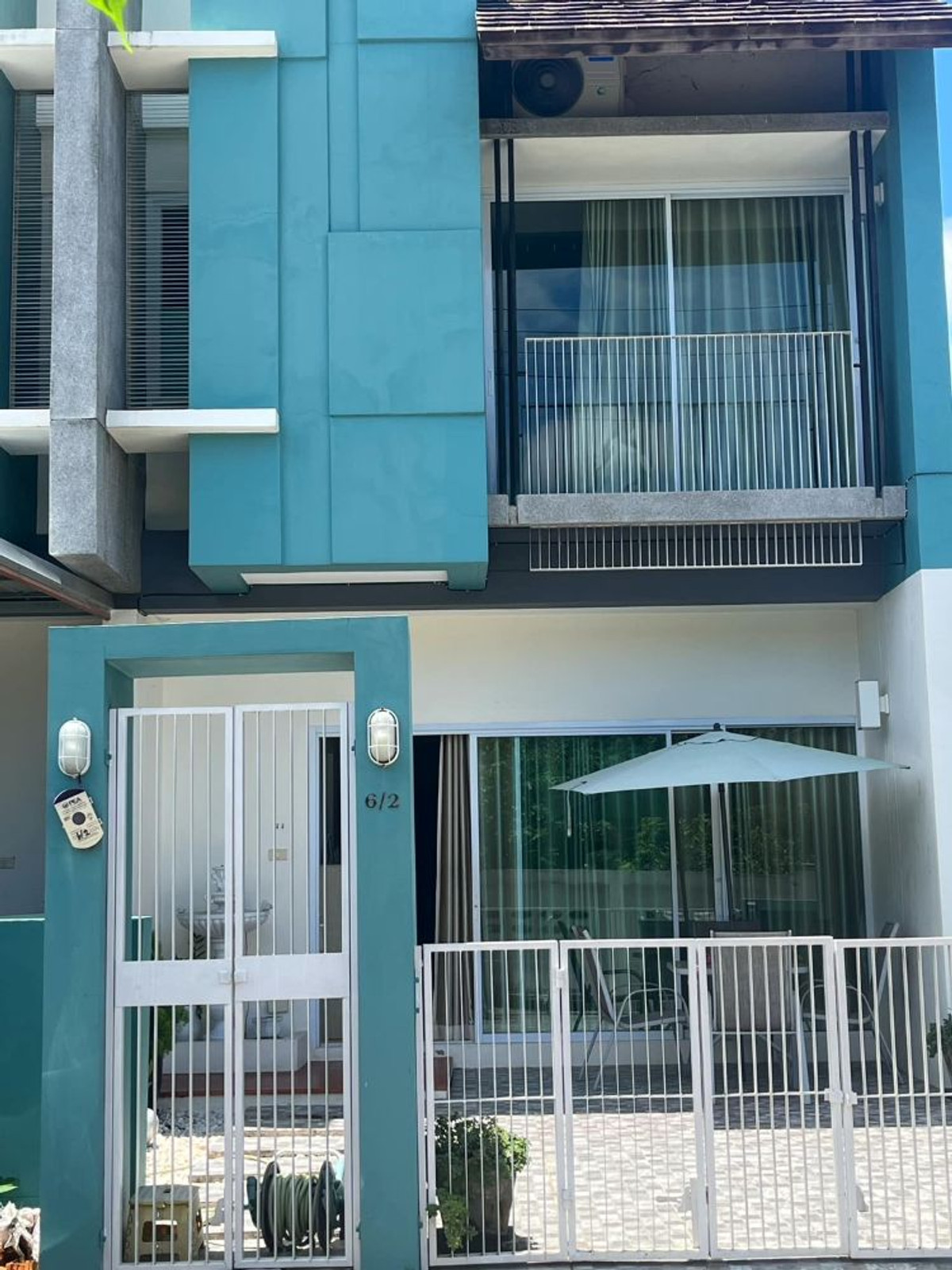 ขายทาวน์โฮมนครพนม : ขายทาวน์เฮาส์ 2 ชั้น หลังริมมีพื้นที่ด้านข้าง ขนาด 31.05 ตรว. เฟอร์นิเจอร์พร้อมเข้าอยู่ ทำเลดี ติดถนนนิตโย ตัวเมืองนครพนม