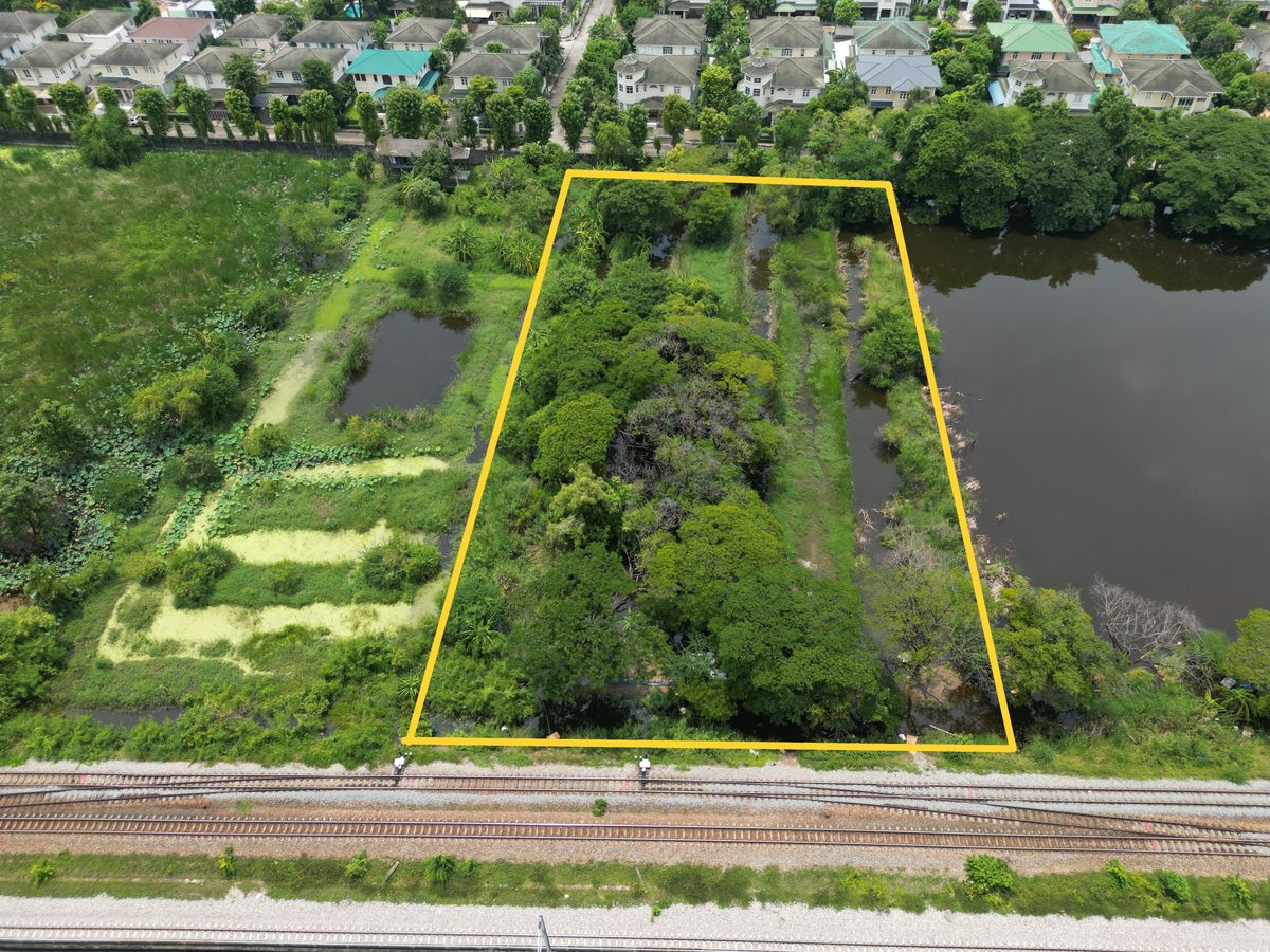 For SaleLandLadkrabang, Suwannaphum Airport : Land for sale of 3 rai, the best price, only 7,700 baht per sq.w. or 9.24 million baht, next to the Golden Nakara Village, Soi Onnuch 65, Soi Motorway 32, Prawet Subdistrict, Prawet District, land along the train. The land is blind. One way is to cross th