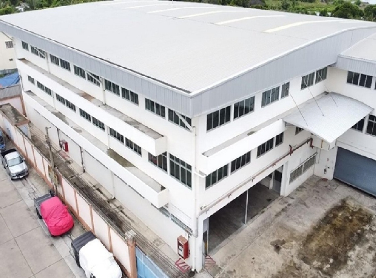 For RentWarehouseRathburana, Suksawat : For Rent for rented a new construction warehouse / Soi Phutthabucha, not deep into the Soi Rama 2 Road / 400 square meters of warehouse / no Office / Trailer in and out.