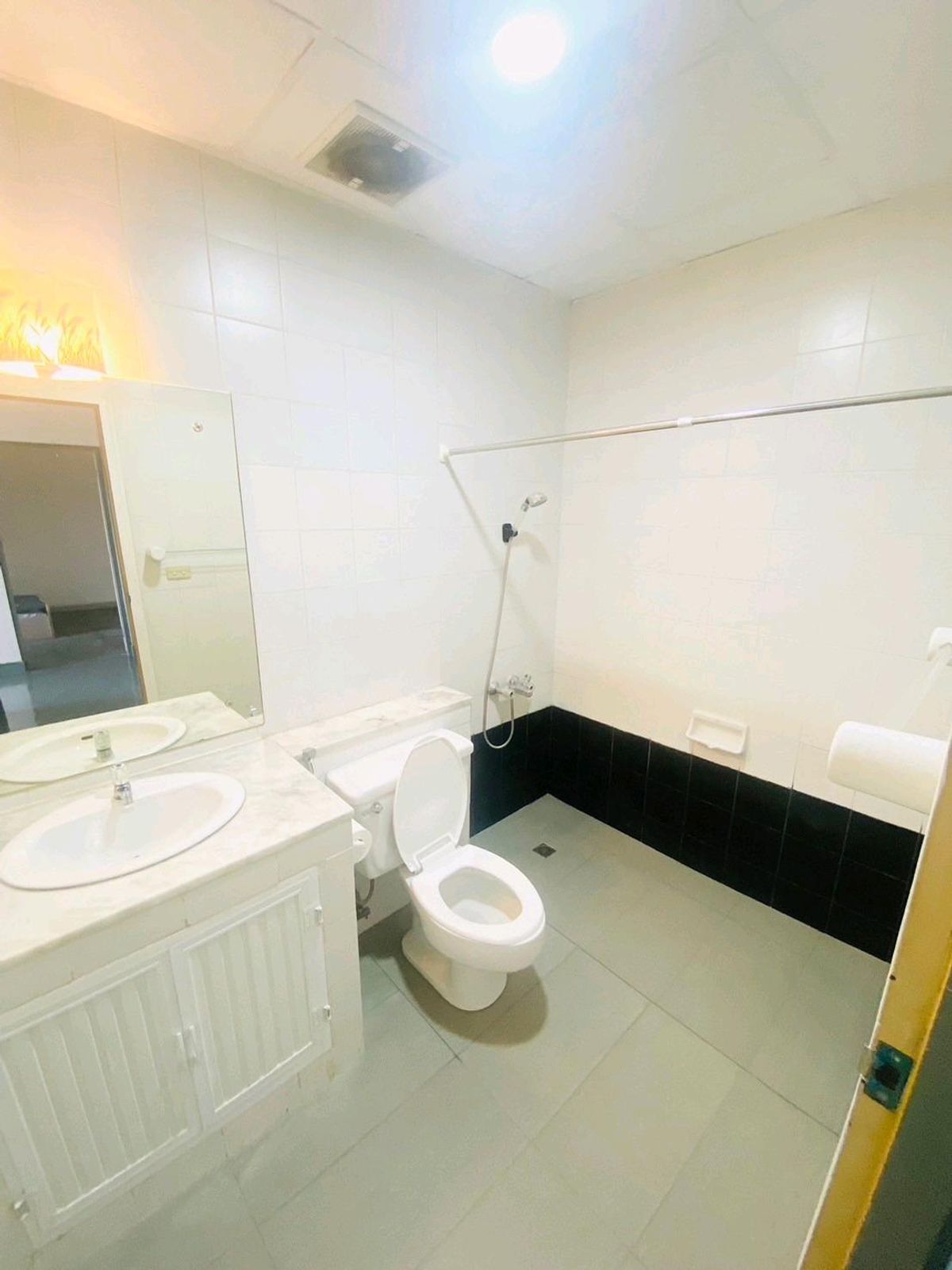 For SaleCondoPathum Thani,Rangsit, Thammasat : Condo attached to Bang Kalok Industrial Estate, the cheapest in the project, very big room, 104 sqm. In Villa Californier Village with tenants