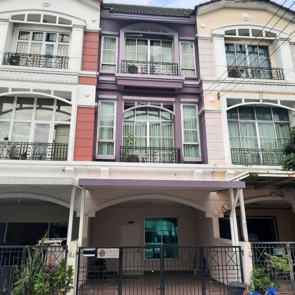 ให้เช่าทาวน์โฮมโชคชัย4 ลาดพร้าว71 : หมู่บ้านกลางเมืองโชคชัย4
ให้เช่า 23,000บ พร้อมค่าส่วนกลาง
ถ.ลาดพร้าว 53
ให้เช่าโฮมออฟฟิต3ชั้นครึ่ง มีชั้นลอย 21ตร.ว เล่นระดับ 3นอน3น้ำครัวชิ้งล้างจาน
แอร์ 5ตัว 
เตียงนอน+ที่นอน ตู้เสื้อผ้า 1ห้อง
จอดรถในบ้าน 1คัน หน้าบ้าน 1คัน
เดิน ทาง สะดวก เข้า ออกได้หลา