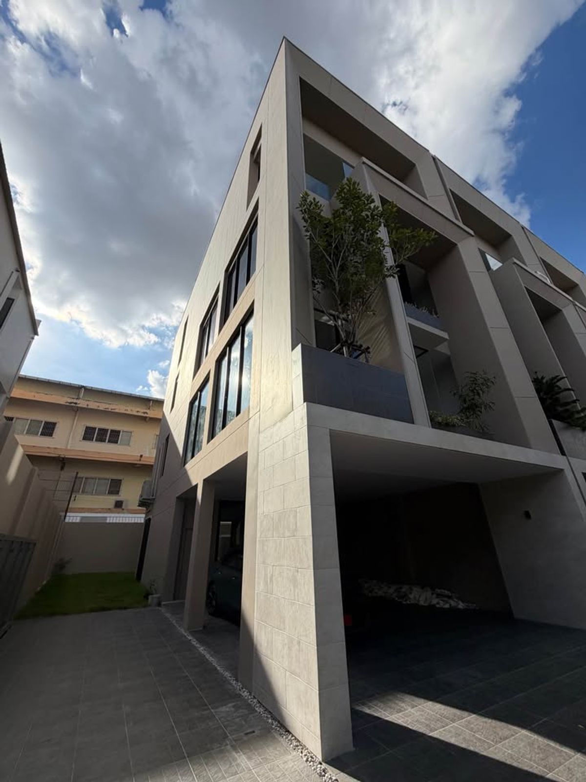 For RentHome OfficeChokchai 4, Ladprao 71, Ladprao 48, : 4-story luxury home office rental in Lat Phrao-Ram Inthra area With a lift in the main road, not in a convenient travel project