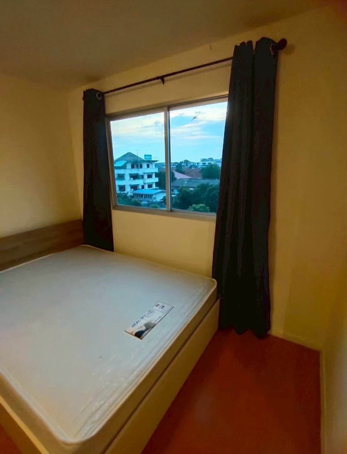 Urgent sale! Lumpini Mix Condo Srinakarin-Theparak Near the Yellow Line Loading...