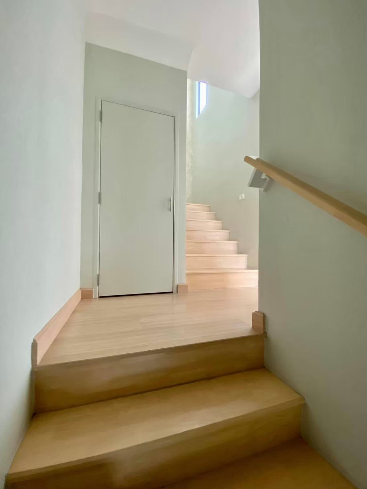 ให้เช่าทาวน์โฮมวิภาวดี ดอนเมือง หลักสี่ : ทาวน์โฮม 3ชั้น ติดโรบินสัน ขับรถ 10นาทีถึงสนามบินดอนเมือง 3ห้องนอน 3ห้องน้ำ