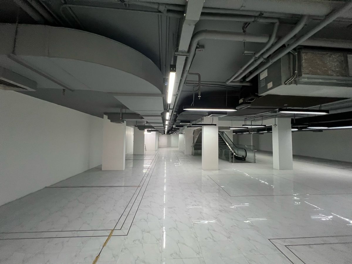 For RentRetail SpaceYaowarat, Banglamphu : Rent a front space The entrance to the hotel 1,200 sq.m. Yaowarat, near MRT, Dragon Temple, focusing on group massage shops, tourists The top has 112 hotels.