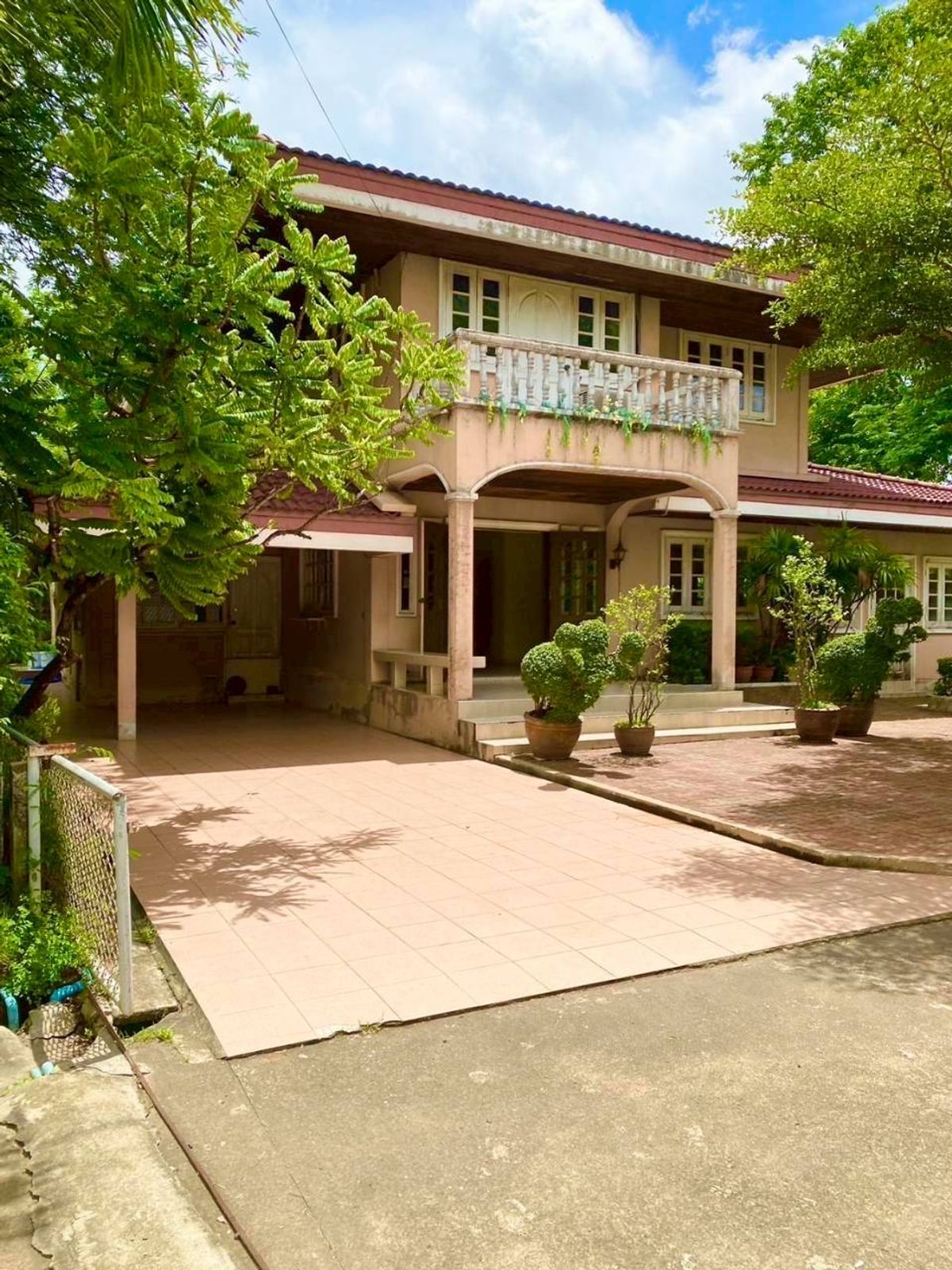 For SaleHouseBang Sue, Wong Sawang, Tao Pun : Classic house In the heart of Nonthaburi, beautiful garden