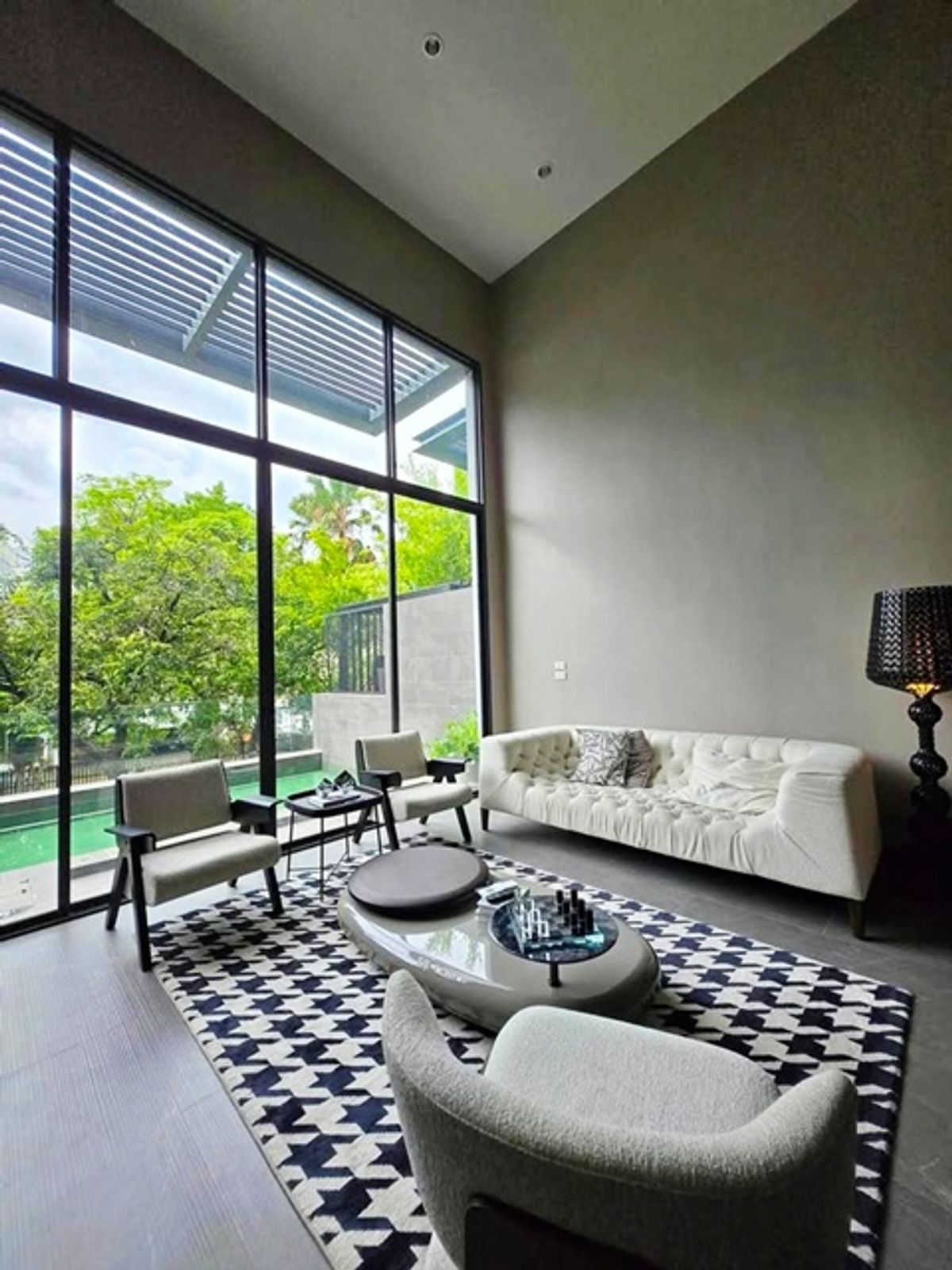 BTSทองหล่อ 1.7กม. ทองหล่อ19-27 เพชรบุรี ให้เช่า ทาวน์โฮมหรู 4.5 ชั้น+ชั้นลอย 320ตร.ม. 19ตร.วา. พร้อมลิฟท์ 3-4นอน 4 น้ำพร้อมสระว่ายน้ำ Loading...