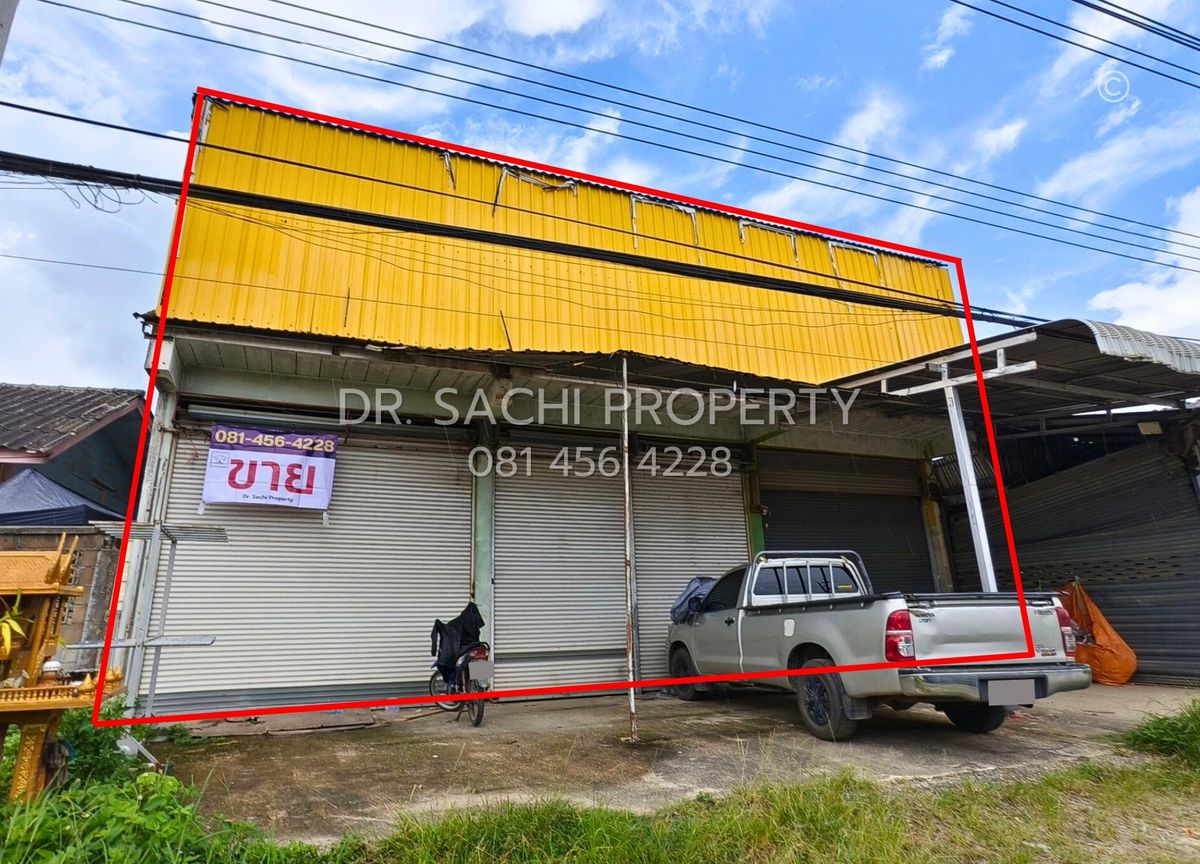 For SaleShop HouseChiang Mai : Sell ​​2 floors commercial building, 109.2 sq. Wah. Near Makro Fang, good location on the main road.