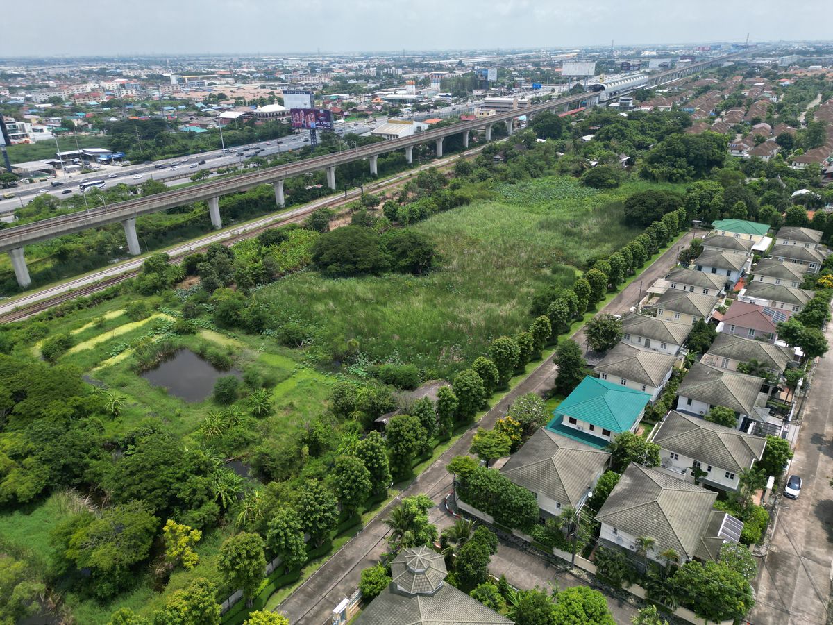 For SaleLandLadkrabang, Suwannaphum Airport : Land for sale of 3 rai, the best price, only 7,700 baht per sq.w. or 9.24 million baht, next to the Golden Nakara Village, Soi Onnuch 65, Soi Motorway 32, Prawet Subdistrict, Prawet District, land along the train. The land is blind. One way is to cross th