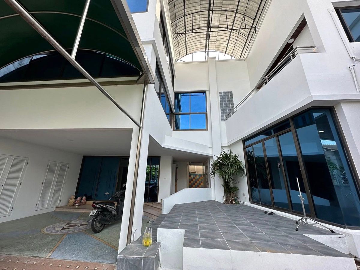 For SaleHome OfficeLadprao, Central Ladprao : 3-Storey Home Office for Sale in Lat Phrao 83 Near the Yellow Line with Strong Long-Term Investment Value