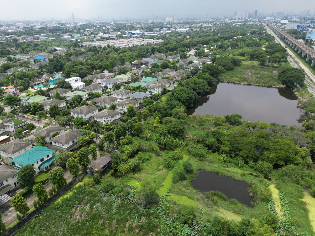 For SaleLandLadkrabang, Suwannaphum Airport : Land for sale of 3 rai, the best price, only 7,700 baht per sq.w. or 9.24 million baht, next to the Golden Nakara Village, Soi Onnuch 65, Soi Motorway 32, Prawet Subdistrict, Prawet District, land along the train. The land is blind. One way is to cross th