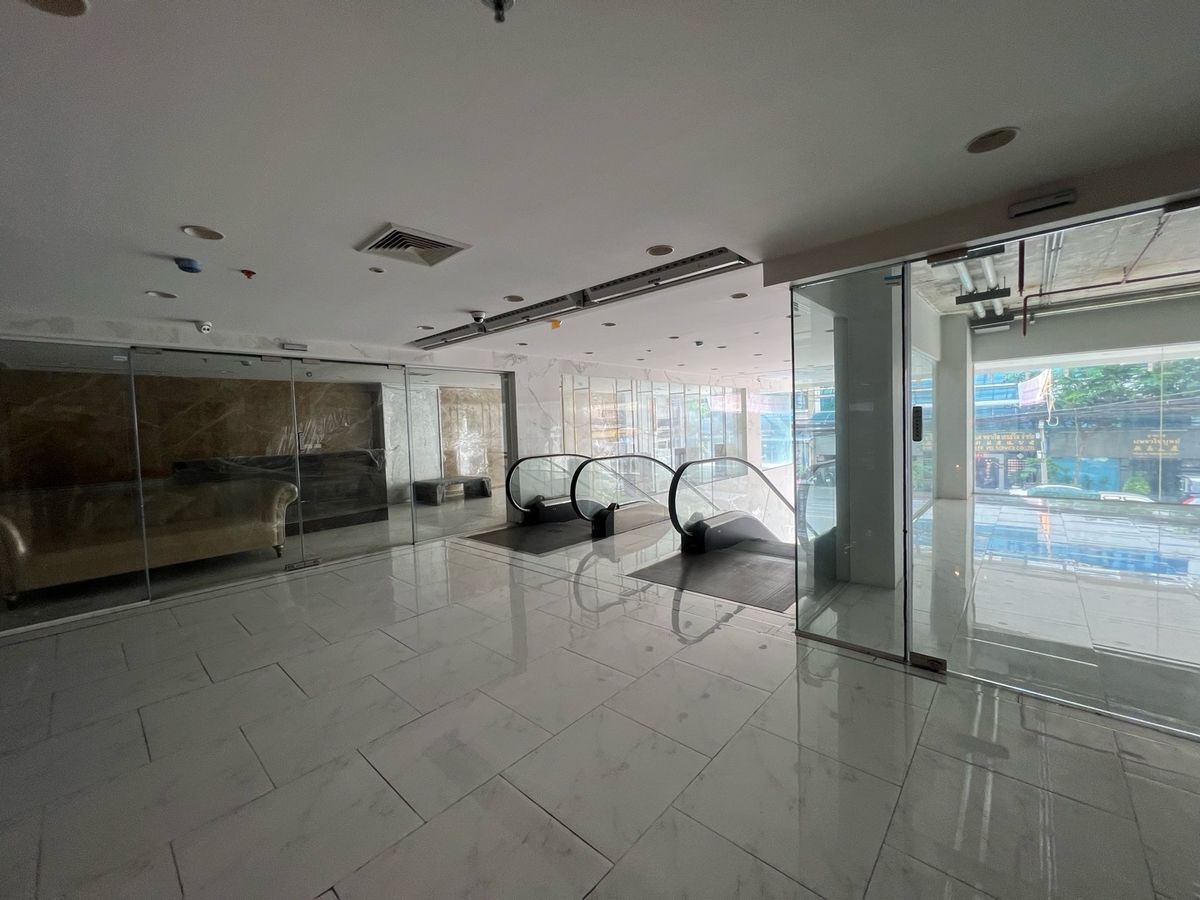 For RentRetail SpaceYaowarat, Banglamphu : Rent a front space The entrance to the hotel 1,200 sq.m. Yaowarat, near MRT, Dragon Temple, focusing on group massage shops, tourists The top has 112 hotels.