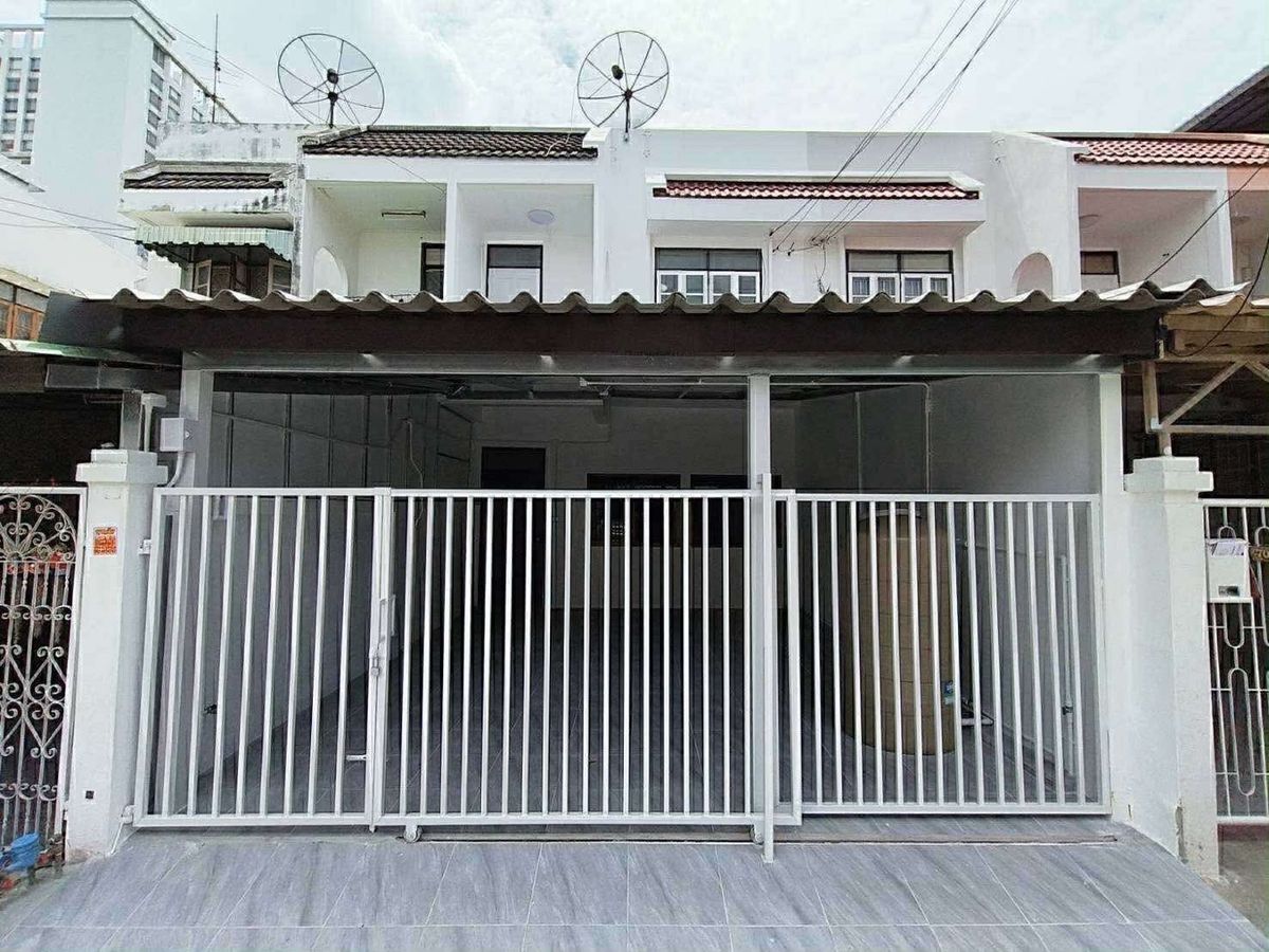 For RentTownhomeSapankwai,Jatujak : Rent a new renovate Town House, Inthamara 1