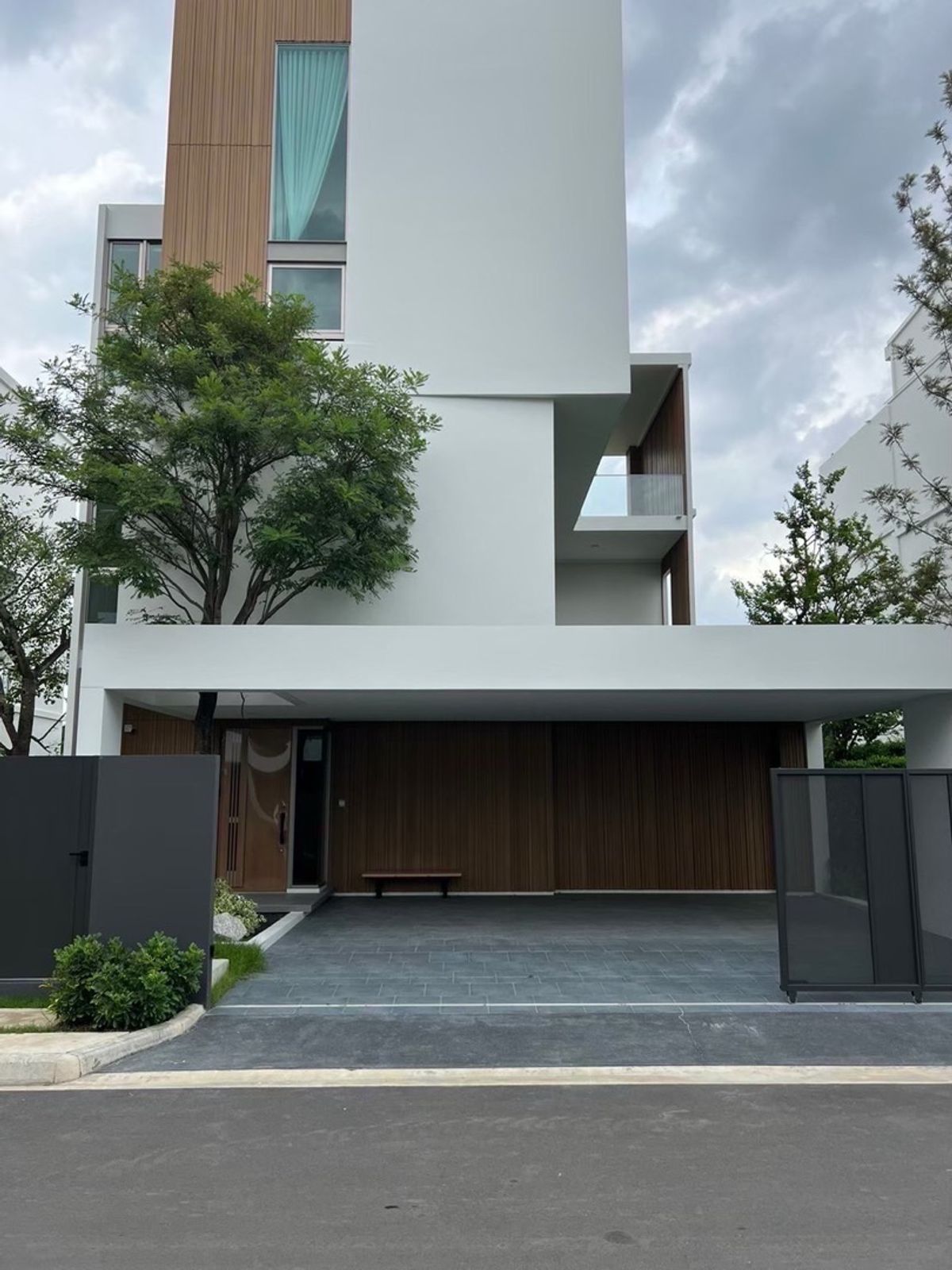 For RentHousePattanakan, Srinakarin : 📢👇Luxury House – Corner Plot in Prime Rama 9 Location with spacious design and premium facilities.
Located in a private and secure compound, perfect for family living!