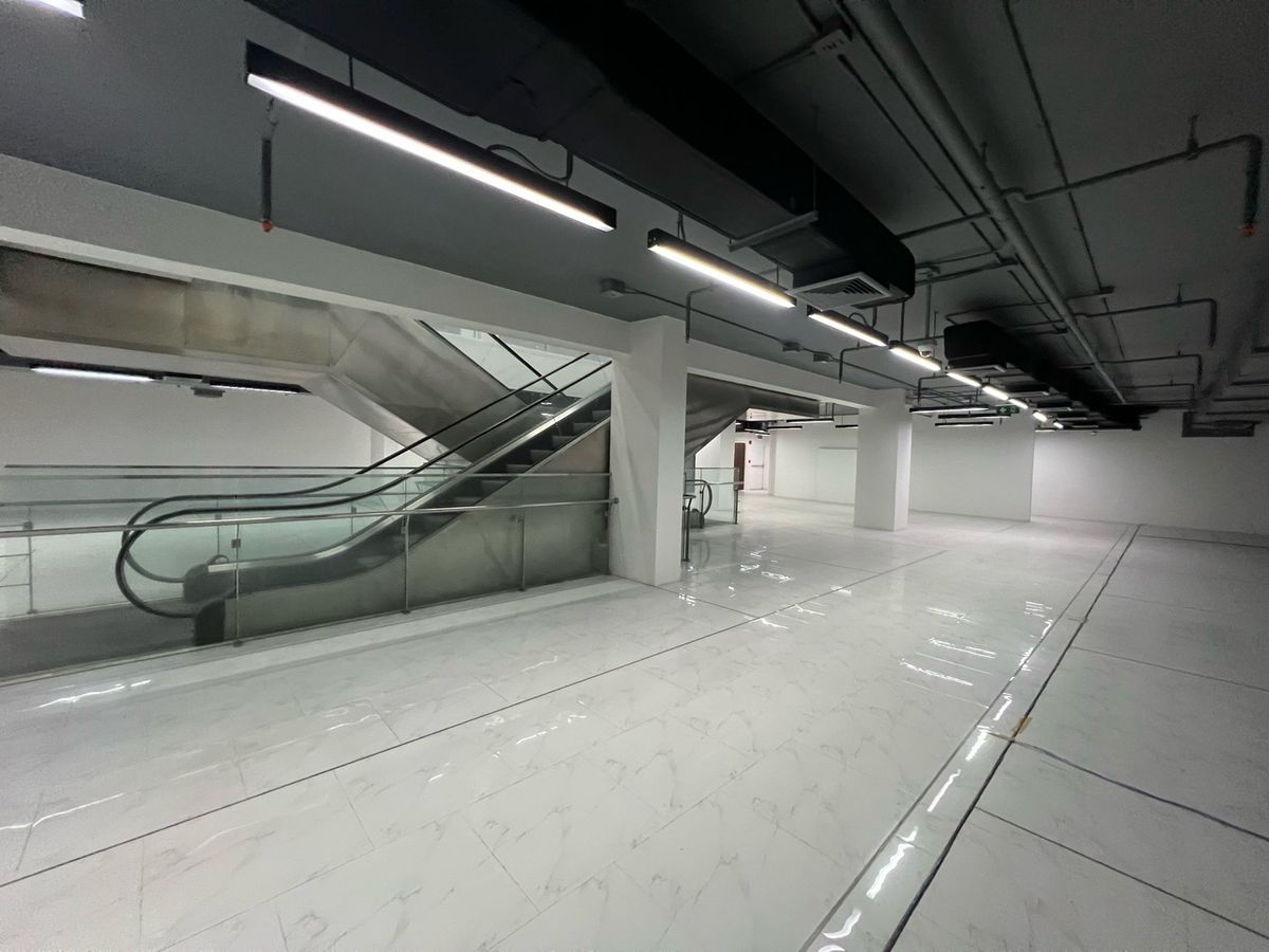 For RentRetail SpaceYaowarat, Banglamphu : Rent a front space The entrance to the hotel 1,200 sq.m. Yaowarat, near MRT, Dragon Temple, focusing on group massage shops, tourists The top has 112 hotels.