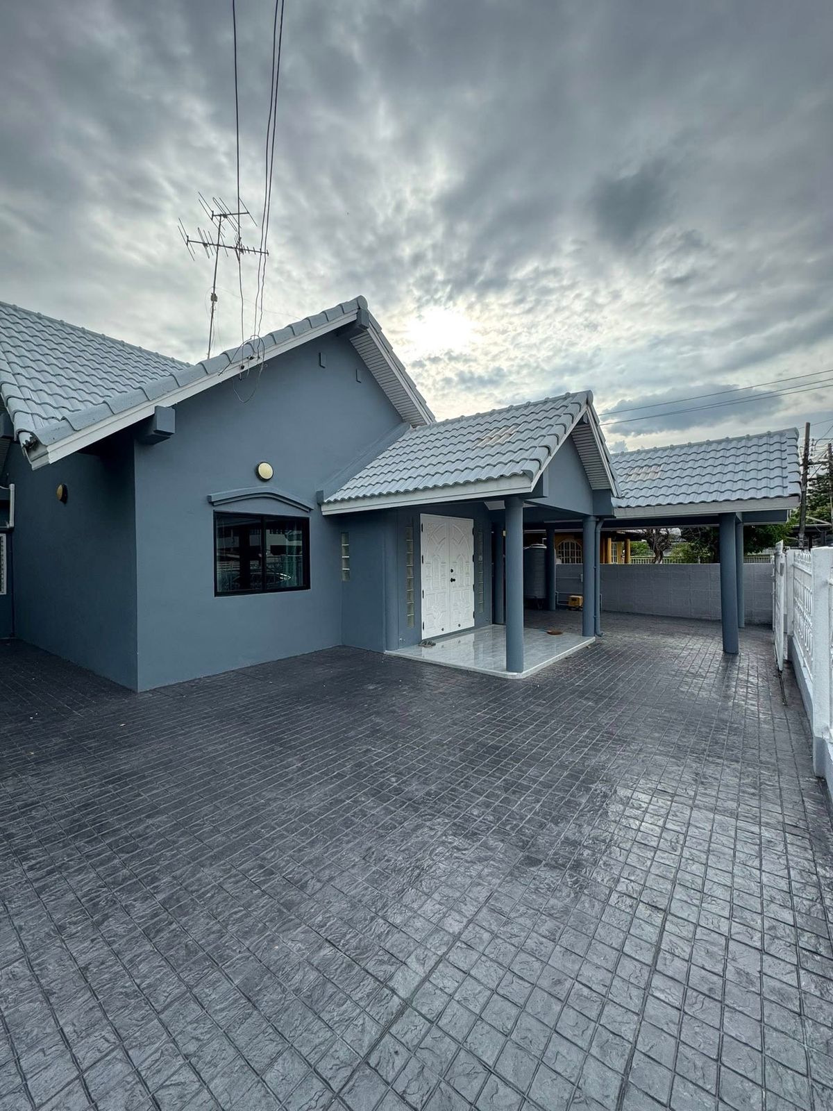 For RentHousePattanakan, Srinakarin : HR2915 Single house for rent Plathong Srinakarin Village, Soi Sridan 4, next to JAS URBAN Srinakarin.