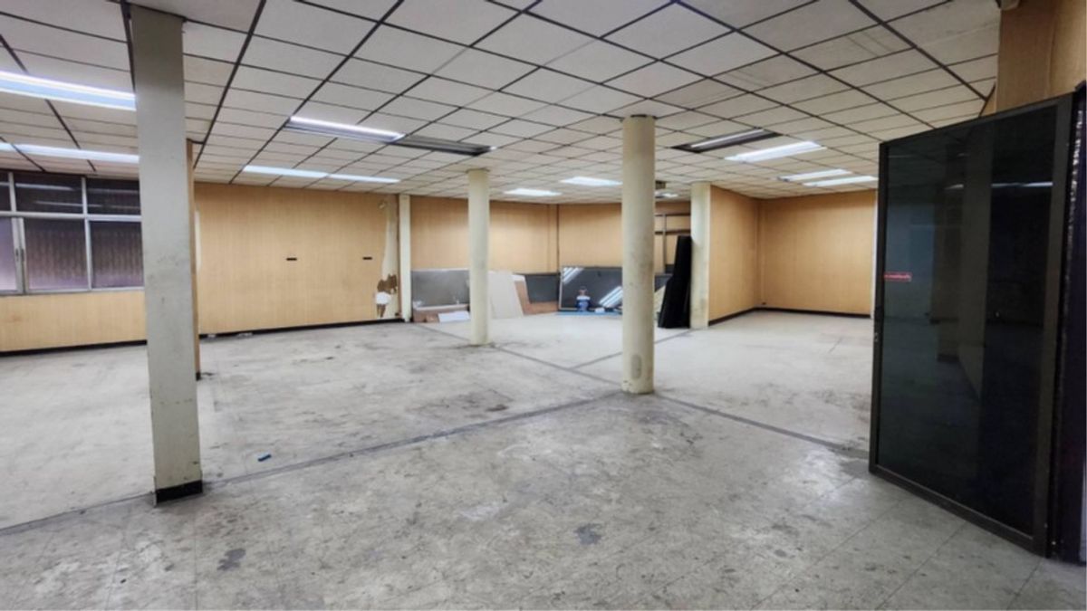 ให้เช่าอาคารพาณิชย์เยาวราช บางลำพู : ตึกแถวให้เช่า - เยาวราช มีทั้ง 3 คูหาและ 1 คูหา 4 ชั้น มีชั้นดาดฟ้า พื้นที่ประมาณ 200 ตร.ม./ชั้น เหมาะทำโฮสเทล ร้านคาเฟ่