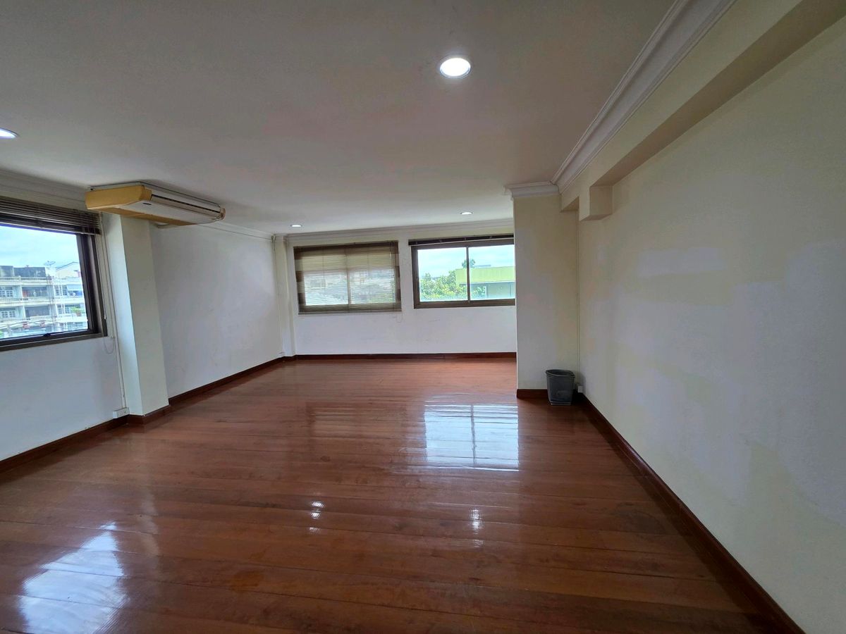 ขายโฮมออฟฟิศพระราม 9 เพชรบุรีตัดใหม่ RCA : 🚩ขายโฮมออฟฟิศพระราม9 ซอย 604 ชั้นครึ่ง แปลงมุม ราคาสุดคุ้ม✅️