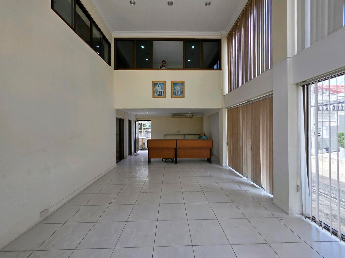 ขายโฮมออฟฟิศพระราม 9 เพชรบุรีตัดใหม่ RCA : 🚩ขายโฮมออฟฟิศพระราม9 ซอย 604 ชั้นครึ่ง แปลงมุม ราคาสุดคุ้ม✅️