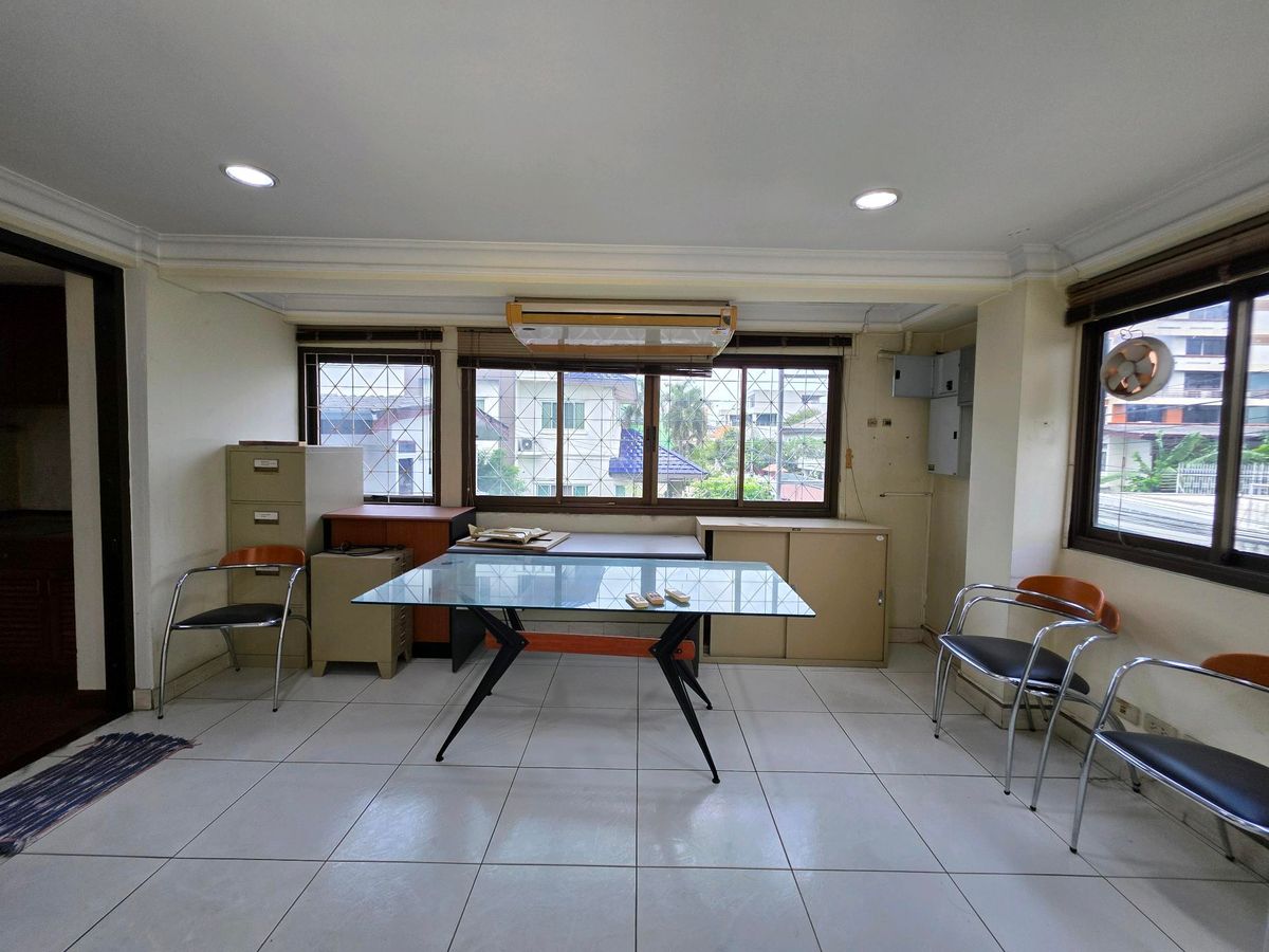 ขายโฮมออฟฟิศพระราม 9 เพชรบุรีตัดใหม่ RCA : 🚩ขายโฮมออฟฟิศพระราม9 ซอย 604 ชั้นครึ่ง แปลงมุม ราคาสุดคุ้ม✅️