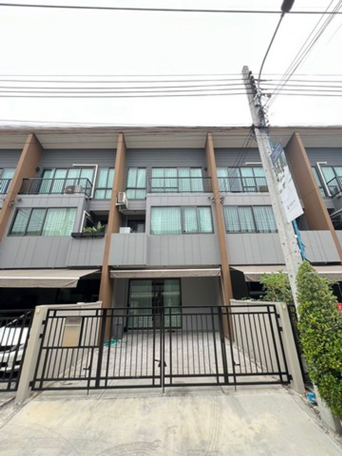 For RentTownhomeOnnut, Udomsuk : HR2913 sell/rent 3 -story townhome, Ban Klang Mueang Sukhumvit-Onnut Soi Onnut 70/1 Full Fer