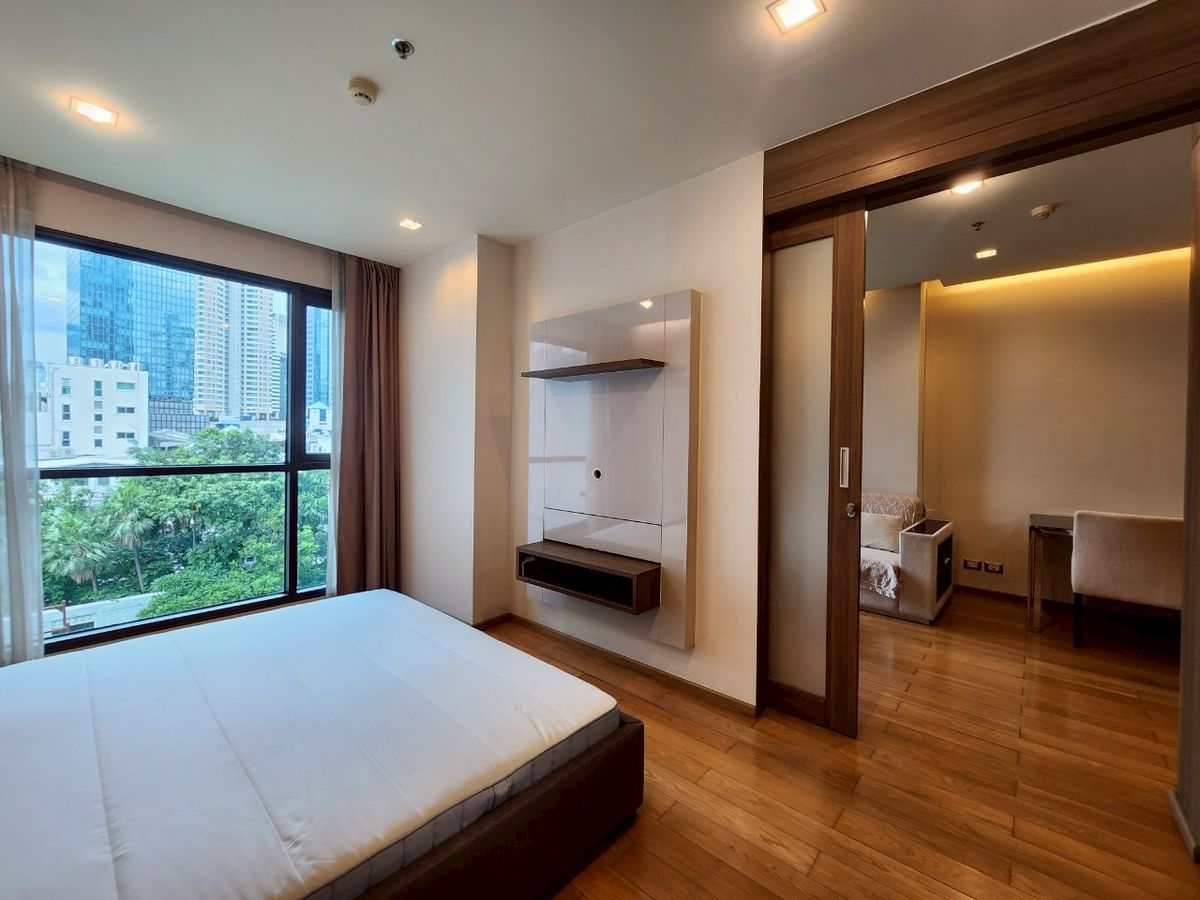 For RentCondoSathorn, Narathiwat : Condo ready for rent #The Address Sathorn #1 bedroom, 1 bathroom #Beautiful room, fully furnished, view of Mahanakhon building with bathtub. #Condo near BTS #Condo, good location in the heart of Sathorn city.