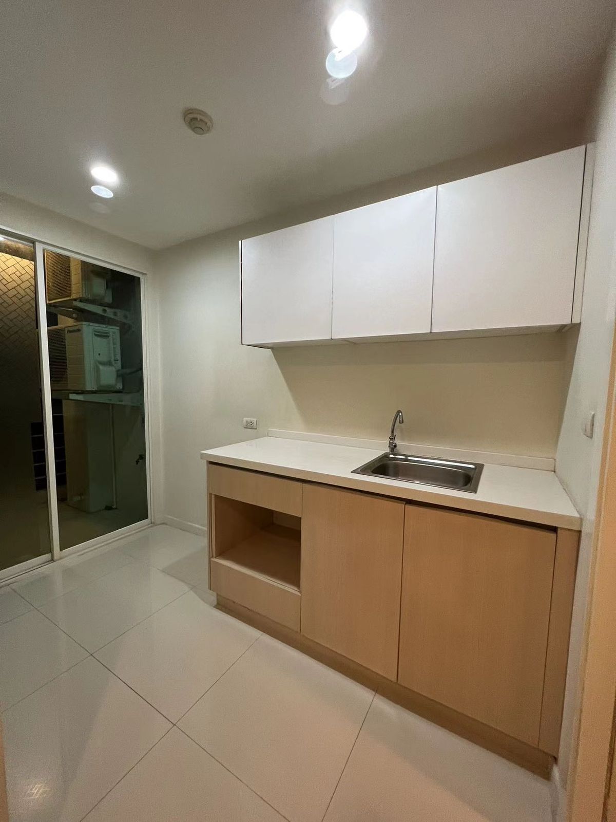 For RentCondoPattanakan, Srinakarin : Condo for rent, Element Srinakarin, 1 bedroom, 1 bathrooms, garden view, near Seacon Square and Dusit Thani College.