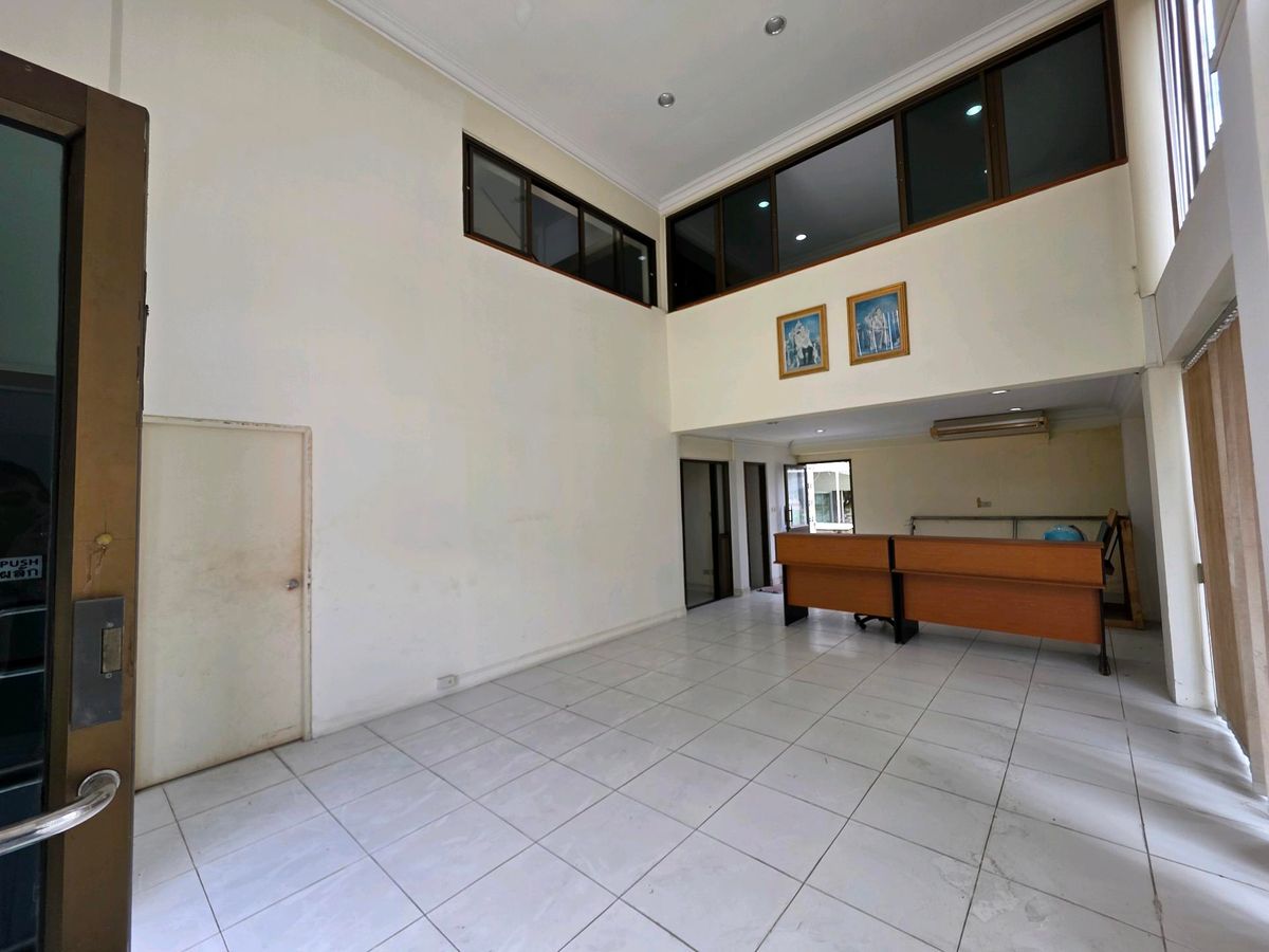 ขายโฮมออฟฟิศพระราม 9 เพชรบุรีตัดใหม่ RCA : 🚩ขายโฮมออฟฟิศพระราม9 ซอย 604 ชั้นครึ่ง แปลงมุม ราคาสุดคุ้ม✅️