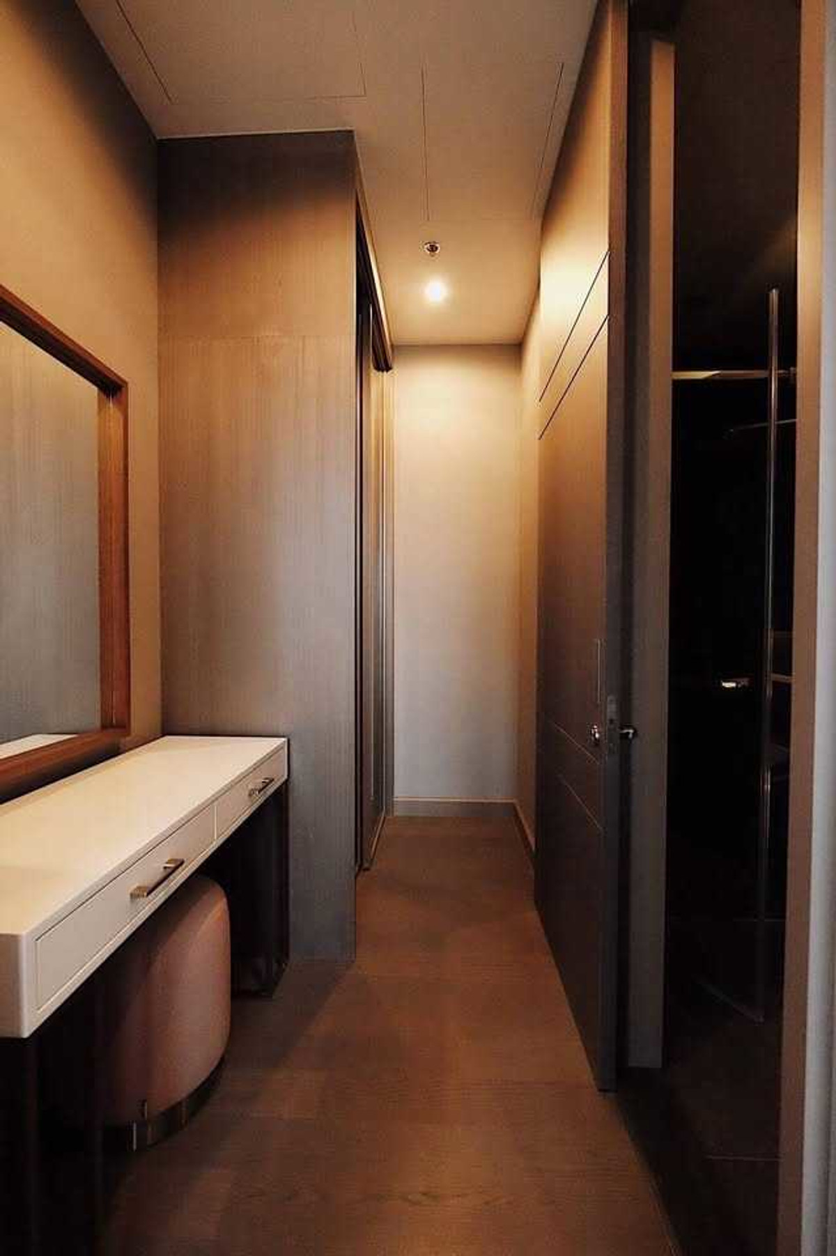 ให้เช่าคอนโดพระราม 9 เพชรบุรีตัดใหม่ RCA : ✨ GT15880 | คอนโด The Esse at Singha Complex เดินทางสะดวก ใกล้รถไฟฟ้าเอ็มอาที มีรถรับส่ง เฟอร์นิเจอร์ครบ พร้อมอยู่