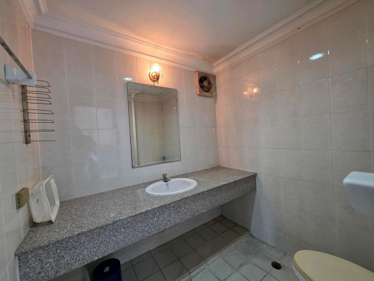 ขายโฮมออฟฟิศพระราม 9 เพชรบุรีตัดใหม่ RCA : 🚩ขายโฮมออฟฟิศพระราม9 ซอย 604 ชั้นครึ่ง แปลงมุม ราคาสุดคุ้ม✅️