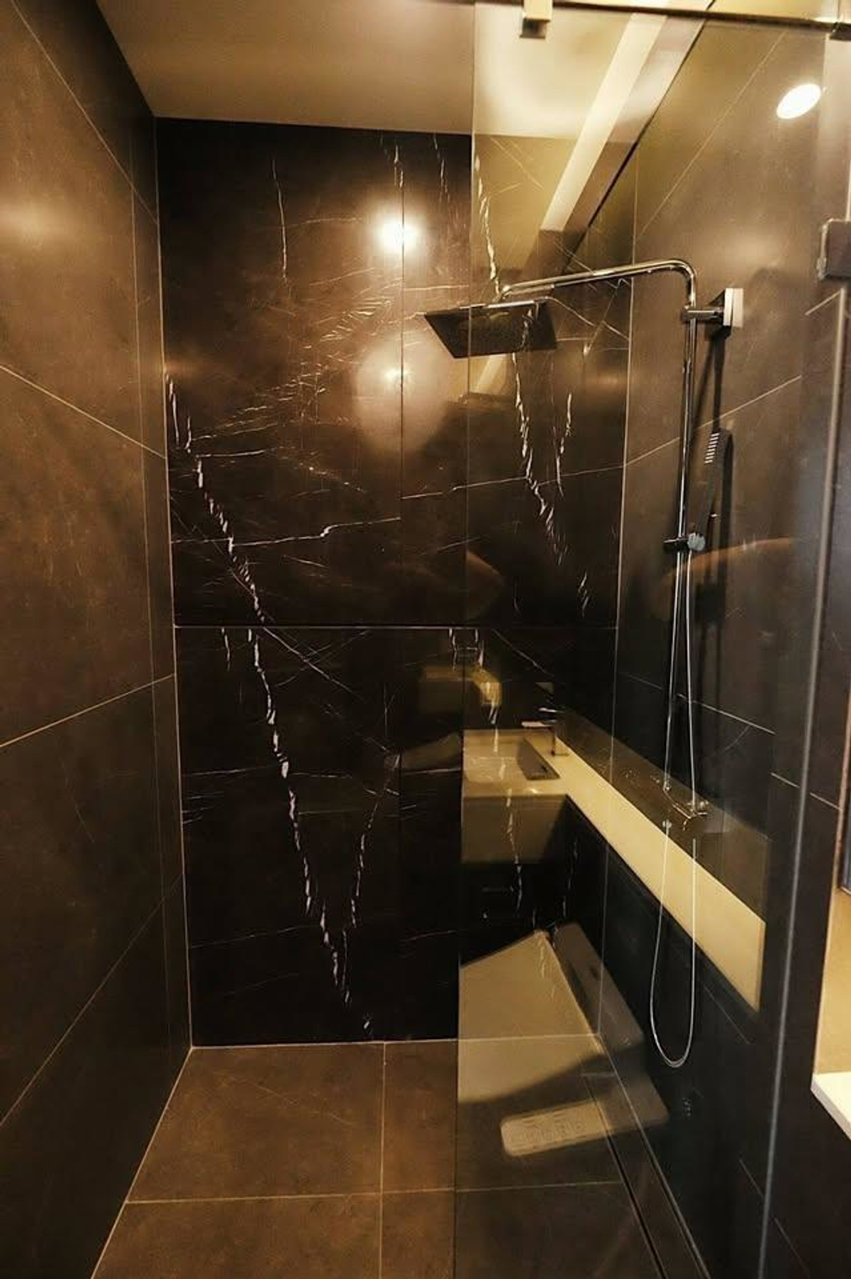 ให้เช่าคอนโดพระราม 9 เพชรบุรีตัดใหม่ RCA : ✨ GT15880 | คอนโด The Esse at Singha Complex เดินทางสะดวก ใกล้รถไฟฟ้าเอ็มอาที มีรถรับส่ง เฟอร์นิเจอร์ครบ พร้อมอยู่