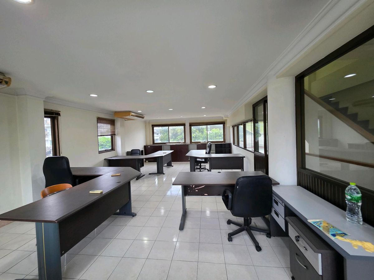 ขายโฮมออฟฟิศพระราม 9 เพชรบุรีตัดใหม่ RCA : 🚩ขายโฮมออฟฟิศพระราม9 ซอย 604 ชั้นครึ่ง แปลงมุม ราคาสุดคุ้ม✅️