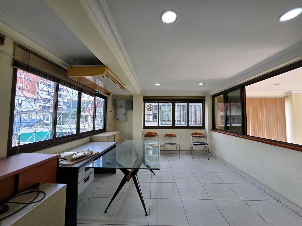 ขายโฮมออฟฟิศพระราม 9 เพชรบุรีตัดใหม่ RCA : 🚩ขายโฮมออฟฟิศพระราม9 ซอย 604 ชั้นครึ่ง แปลงมุม ราคาสุดคุ้ม✅️