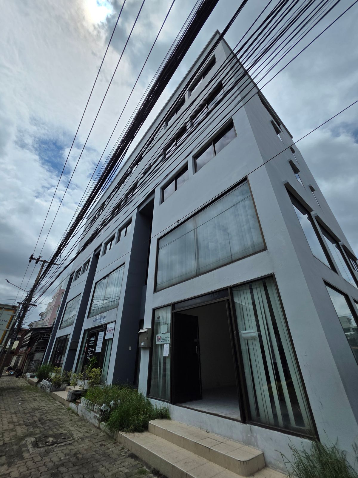 ขายโฮมออฟฟิศพระราม 9 เพชรบุรีตัดใหม่ RCA : 🏢 โฮมออฟฟิศทำเลพระราม 9 — พื้นที่ใหญ่ คุ้มสุดในย่านนี้ เพียง 9.9ลบ!