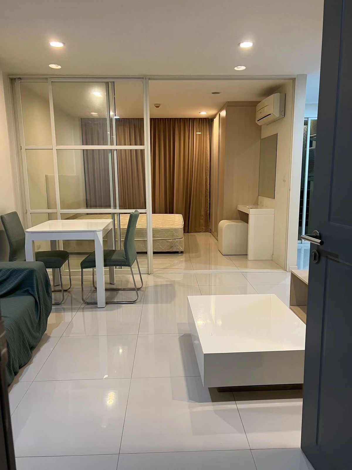 For RentCondoPattanakan, Srinakarin : Condo for rent, Element Srinakarin, 1 bedroom, 1 bathrooms, garden view, near Seacon Square and Dusit Thani College.