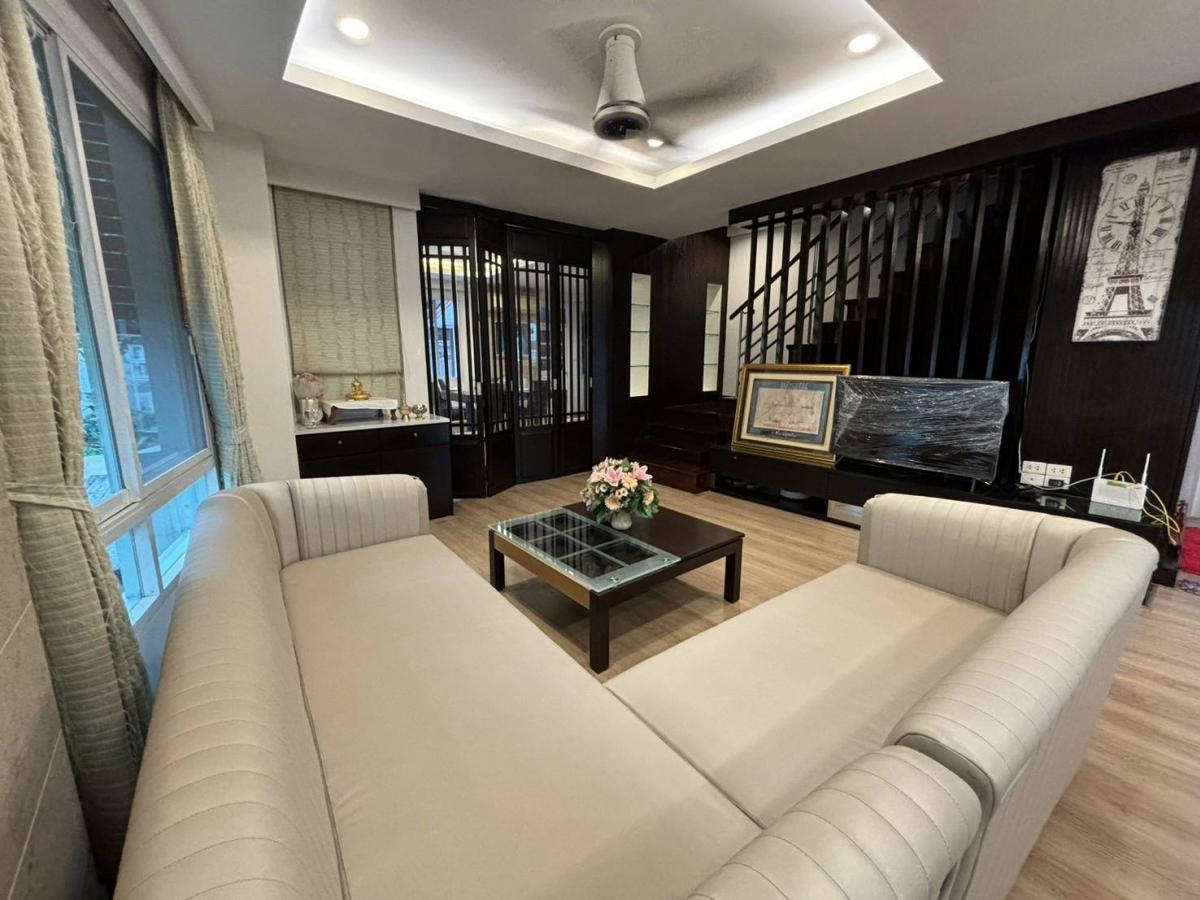 ให้เช่าบ้านลาดพร้าว เซ็นทรัลลาดพร้าว : บ้านหรู 3 ห้องนอน ย่านลาดพร้าว เช่าเพียง 150,000 บาท/เดือน Luxury 3-Bedroom Home in Ladprao for Rent at 150,000 THB/month