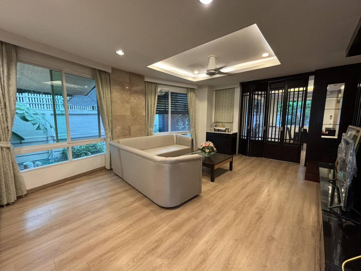 ให้เช่าบ้านลาดพร้าว เซ็นทรัลลาดพร้าว : บ้านหรู 3 ห้องนอน ย่านลาดพร้าว เช่าเพียง 150,000 บาท/เดือน Luxury 3-Bedroom Home in Ladprao for Rent at 150,000 THB/month