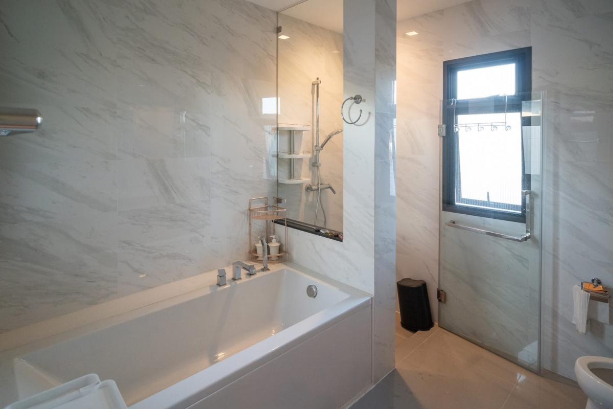 For RentHousePattanakan, Srinakarin : Luxury Condo in Bangkok Boulevard Rama 9, 3 Bed 4 Bath, 283 sqm, 70 sq.wah, Rent 110,000 THB, Sale...