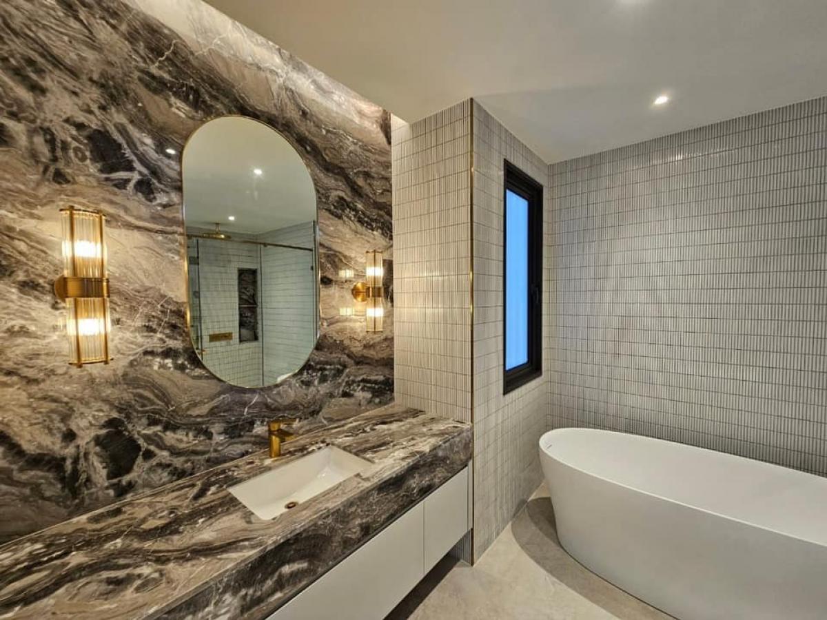 ขายบ้านพระราม 9 เพชรบุรีตัดใหม่ RCA : คอนโดหรูใจกลางเมือง ใกล้รถไฟฟ้า คอนโดหรู 4 ห้องนอนให้เช่าและขาย!Luxury Condo for Rent and Sale! 4 Bedrooms, High-Class Amenities, Close to MRT, EBH-98 BuGaan Rama 9-Meng Jai (ไม่มีการใช้เครื่องหมาย 