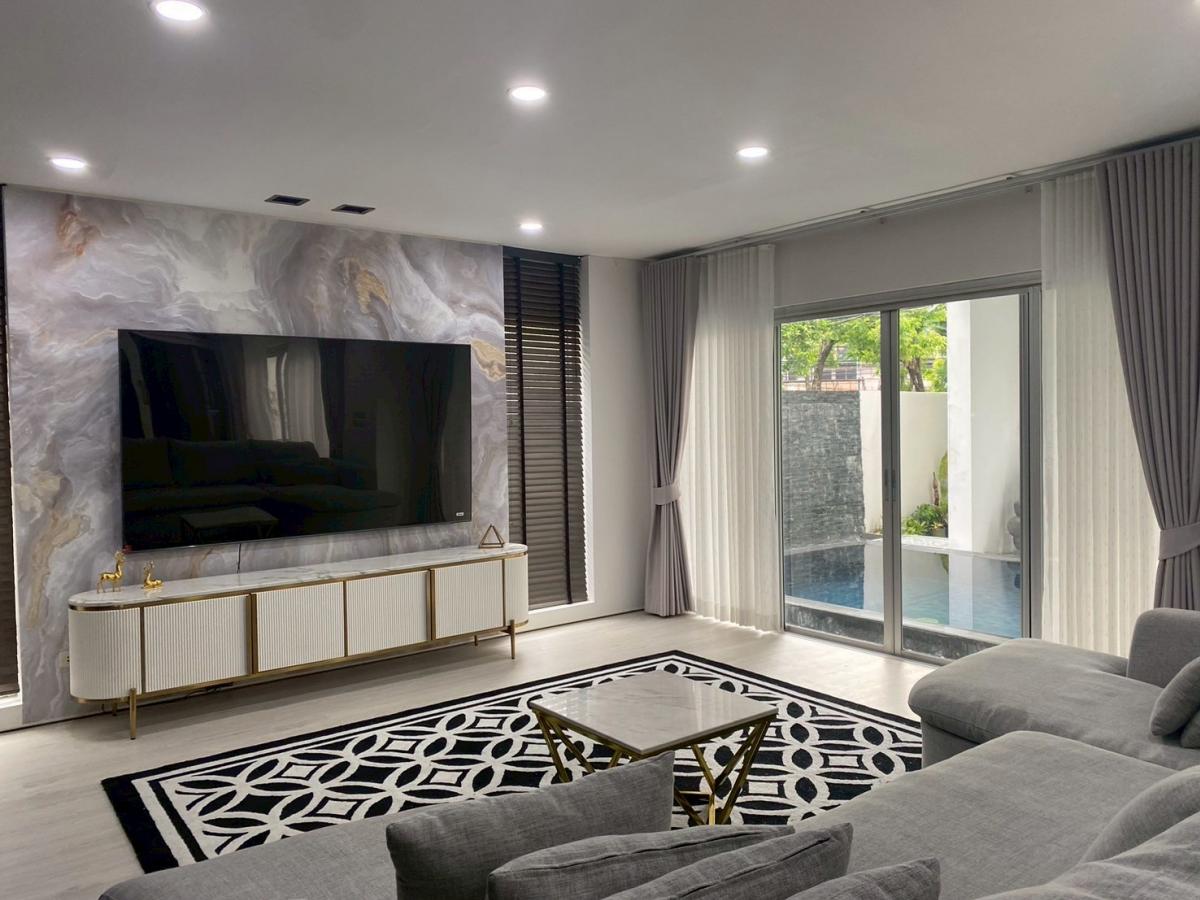 For SaleHousePattanakan, Srinakarin : Luxury condo in the city center Noble Tara Pattanakarn for Rent and Sale! Luxury Condo for Rent and Sale Noble Tara Pattanakarn 5 Bed 6 Bath 550 sqm 134 sq.wah For rent 250,000 Baht/month For sale 38,000,000 Baht ID: EBH-2368 Noble Tara Pattanakarn Luxury