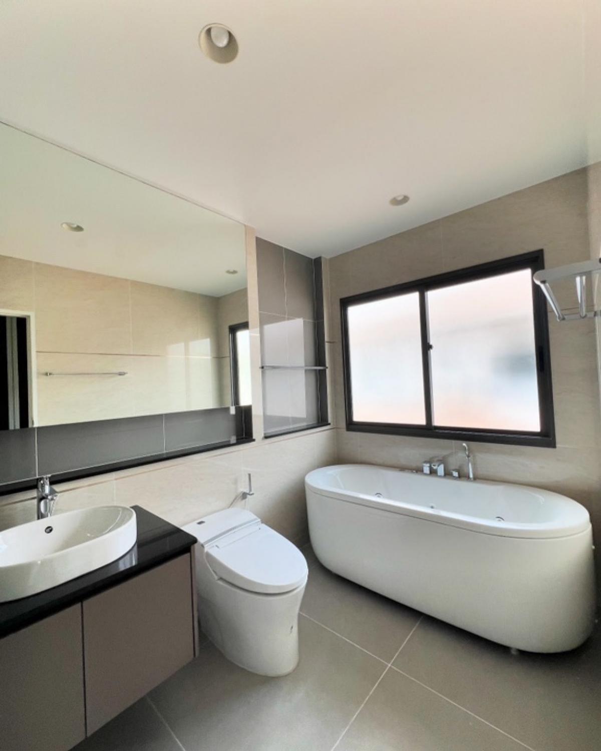 For SaleHousePhutthamonthon, Salaya : Luxury Condo 4 Bedrooms, Good Location, Worthwhile Price Setthasiri Thawiwatthana Condo Near City Luxury Condo for Sale/Rent 4 Bedrooms, Setthasiri Thawiwatthana, Prime Location, Best Price!